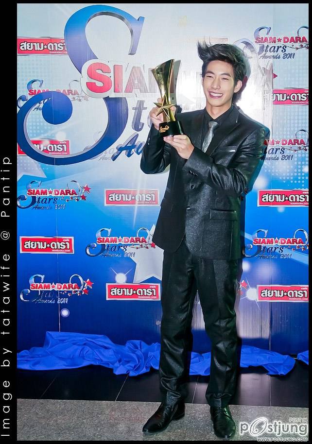 โตโน่ รับรางวัลดาราดาวรุ่งชาย จากงานสยามดาราสตาร์อวอร์ด 2011