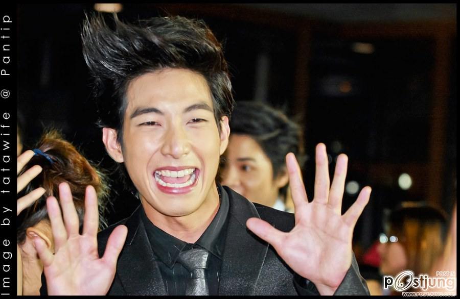 โตโน่ รับรางวัลดาราดาวรุ่งชาย จากงานสยามดาราสตาร์อวอร์ด 2011