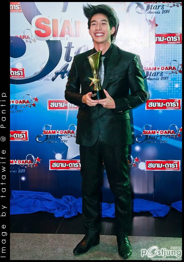 โตโน่ รับรางวัลดาราดาวรุ่งชาย จากงานสยามดาราสตาร์อวอร์ด 2011