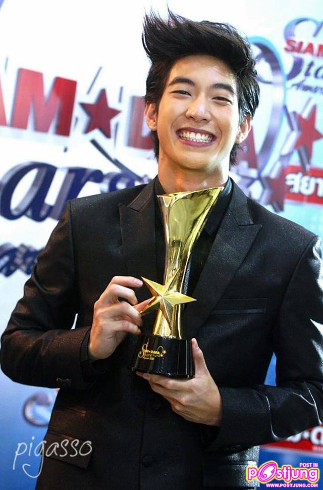 โตโน่ รับรางวัลดาราดาวรุ่งชาย จากงานสยามดาราสตาร์อวอร์ด 2011