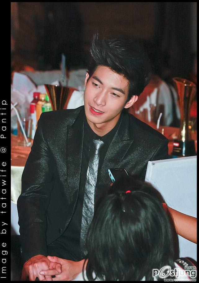 โตโน่ รับรางวัลดาราดาวรุ่งชาย จากงานสยามดาราสตาร์อวอร์ด 2011