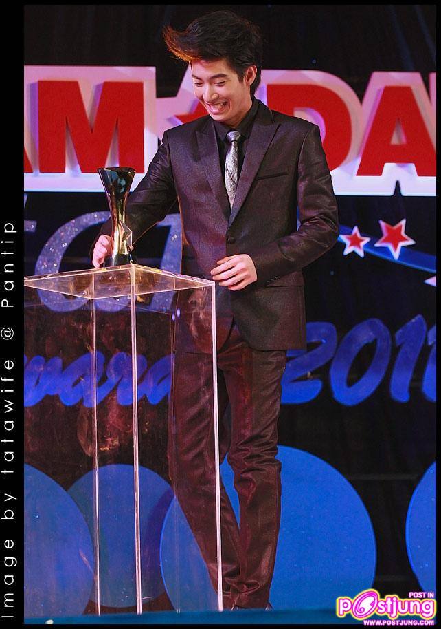 โตโน่ รับรางวัลดาราดาวรุ่งชาย จากงานสยามดาราสตาร์อวอร์ด 2011