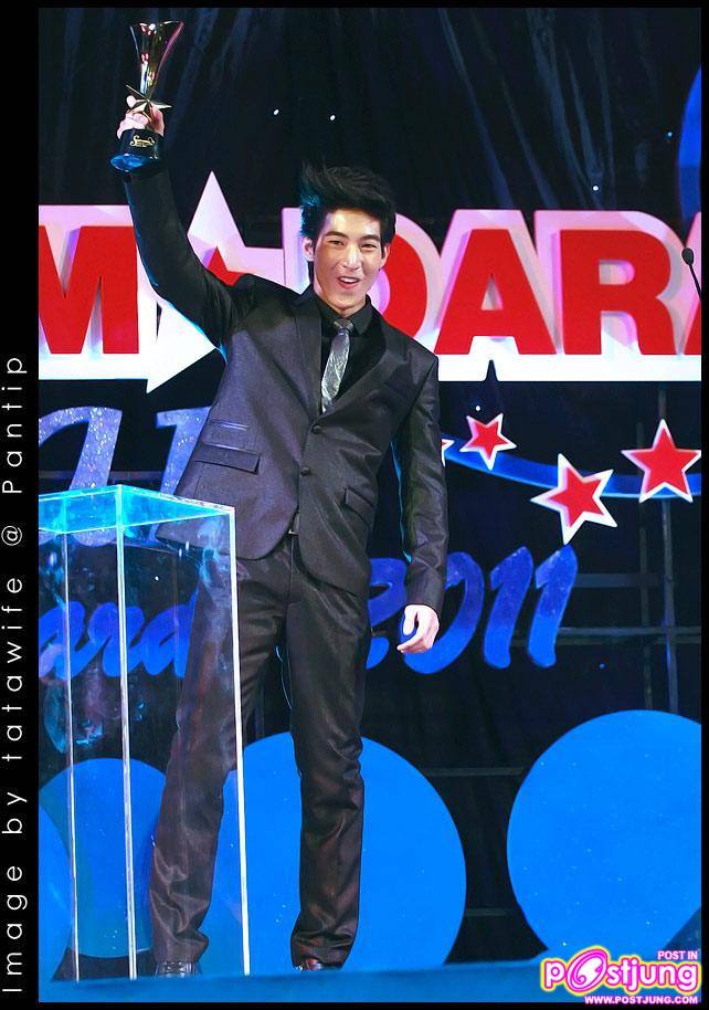 โตโน่ รับรางวัลดาราดาวรุ่งชาย จากงานสยามดาราสตาร์อวอร์ด 2011