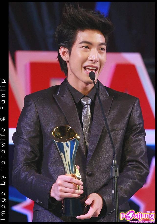 โตโน่ รับรางวัลดาราดาวรุ่งชาย จากงานสยามดาราสตาร์อวอร์ด 2011