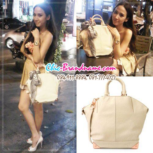 มาดูกระเป๋าเก๋ๆ ของ อั้ม พัชราภา ค่ะ