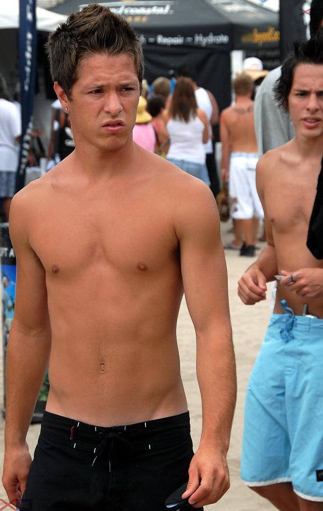 หนุ่มๆชายทะเล