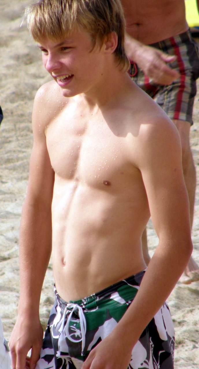 หนุ่มๆชายทะเล