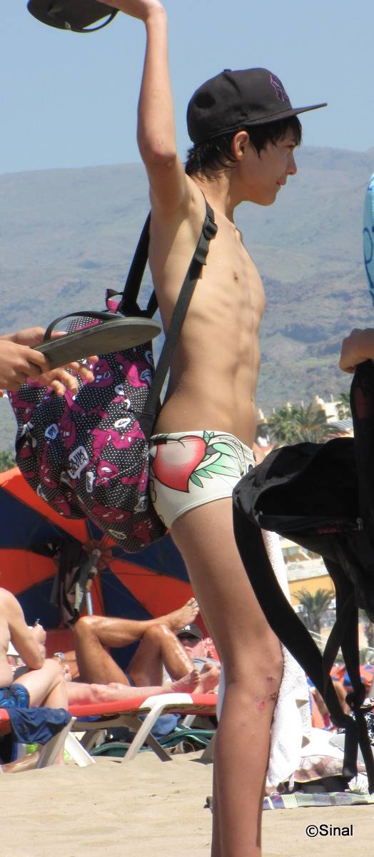 หนุ่มๆชายทะเล