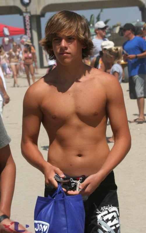 หนุ่มๆชายทะเล