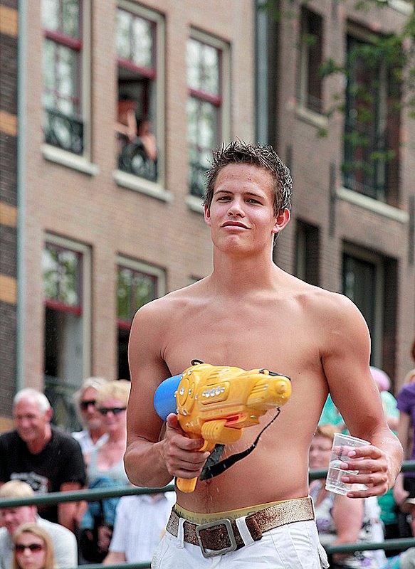 หนุ่มๆชายทะเล