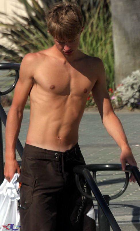 หนุ่มๆชายทะเล