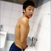 หนุ่มๆ ริมสระน้ำครับ