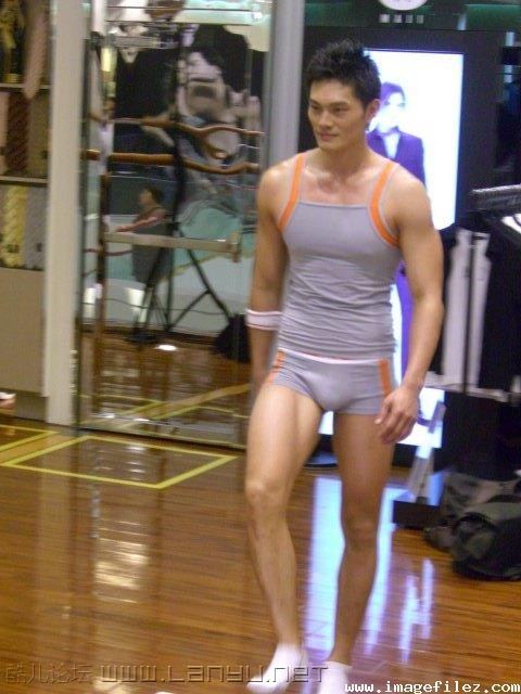 เย็นนี้อิ่มกับหนุ่มๆใต้หวัน