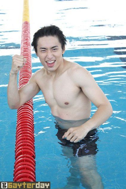 "โลมา... กล้าท้าฝัน" ระดมหนุ่มหล่อ โชว์เป้าตุง