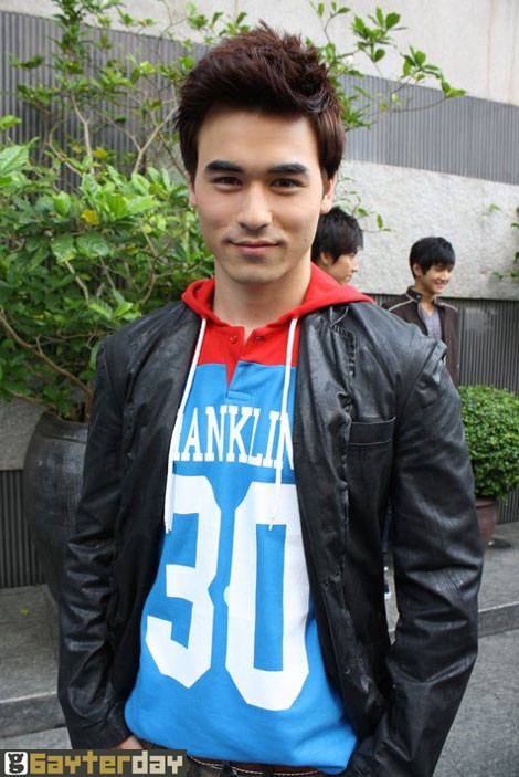 "โลมา... กล้าท้าฝัน" ระดมหนุ่มหล่อ โชว์เป้าตุง