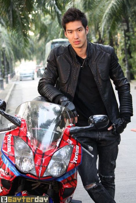 "โลมา... กล้าท้าฝัน" ระดมหนุ่มหล่อ โชว์เป้าตุง