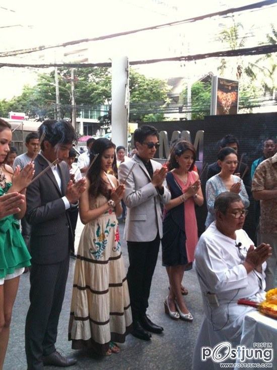โตโน่ & ทีมนักแสดงบวงสรวงเปิดกล้องละครเรื่องใหม่..บุหงาหน้าฝน