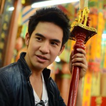 โป๊ป- ธนวรรธน์... สักการะศาลเทพเจ้า