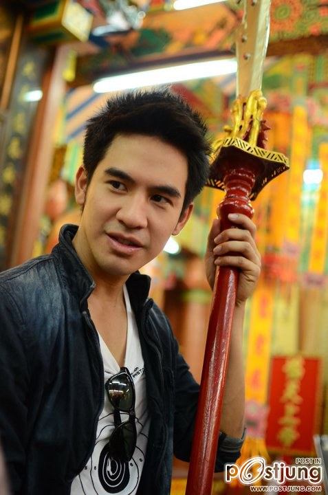 โป๊ป- ธนวรรธน์... สักการะศาลเทพเจ้า
