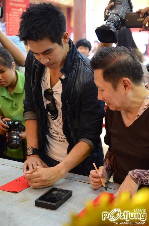 โป๊ป- ธนวรรธน์... สักการะศาลเทพเจ้า