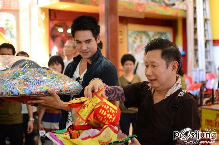 โป๊ป- ธนวรรธน์... สักการะศาลเทพเจ้า