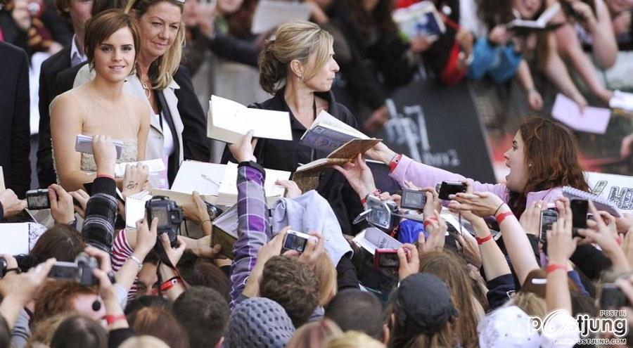 Emma Watson : World Premiere of ‘Harry Potter Deathly Hallows Part II’ @ London