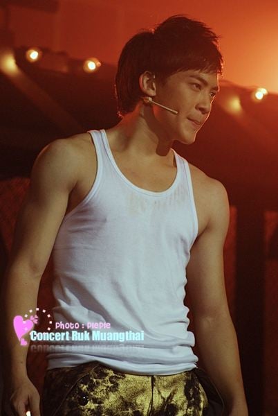 บี้โชว์sixpackในconcert Loveไม่กลัว กลัวไม่Love ล่าสุด!!