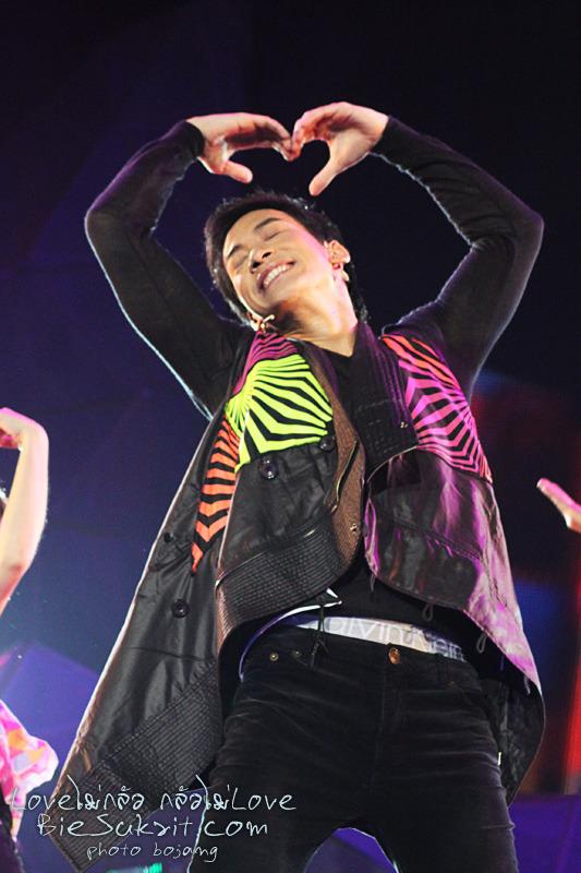 บี้โชว์sixpackในconcert Loveไม่กลัว กลัวไม่Love ล่าสุด!!