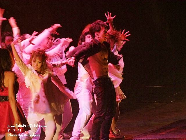 บี้โชว์sixpackในconcert Loveไม่กลัว กลัวไม่Love ล่าสุด!!