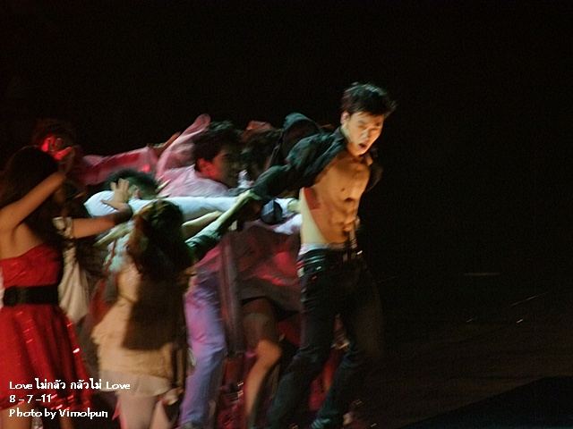 บี้โชว์sixpackในconcert Loveไม่กลัว กลัวไม่Love ล่าสุด!!