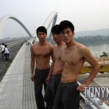 หนุ่มๆ เค้าทำอะไรกันบนสะพานน