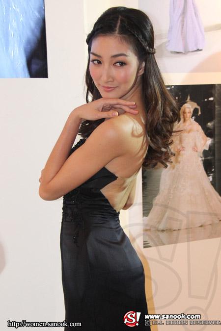 พลอย VS แพนเค้ก ในงานเปิดตัวน้ำหอม Elie Saab