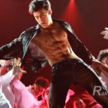 แฟนคลับกรี๊ด“บี้“ โชว์ซิกแพ็คกลางคอนเสิร์ต