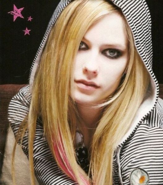 :: AVRIL ::