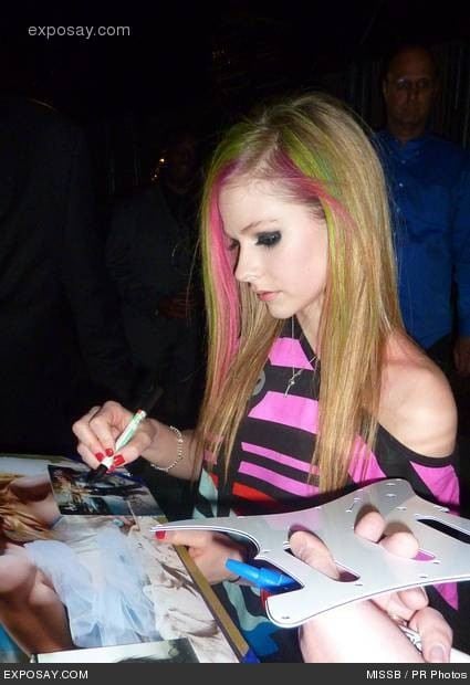 :: AVRIL ::