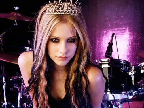 :: AVRIL ::