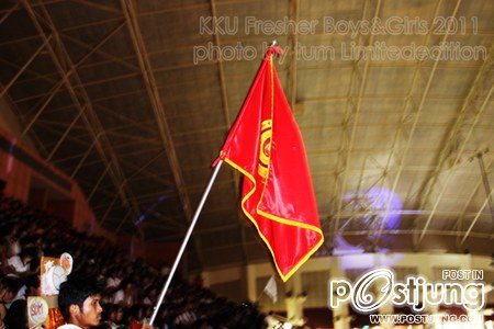 32 ธงวิทยาลัยการปกครองท้องถิ่นและกองเชียร์