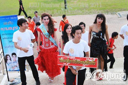 39 กองเชียร์จาก ดูจากป้ายนะครับ สีสันของงาน