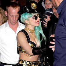 Lady Gaga ถูก haters เอาไข่จะเขวี้ยงหัว แต่พลาด!!! http://bit.ly/rpThVs