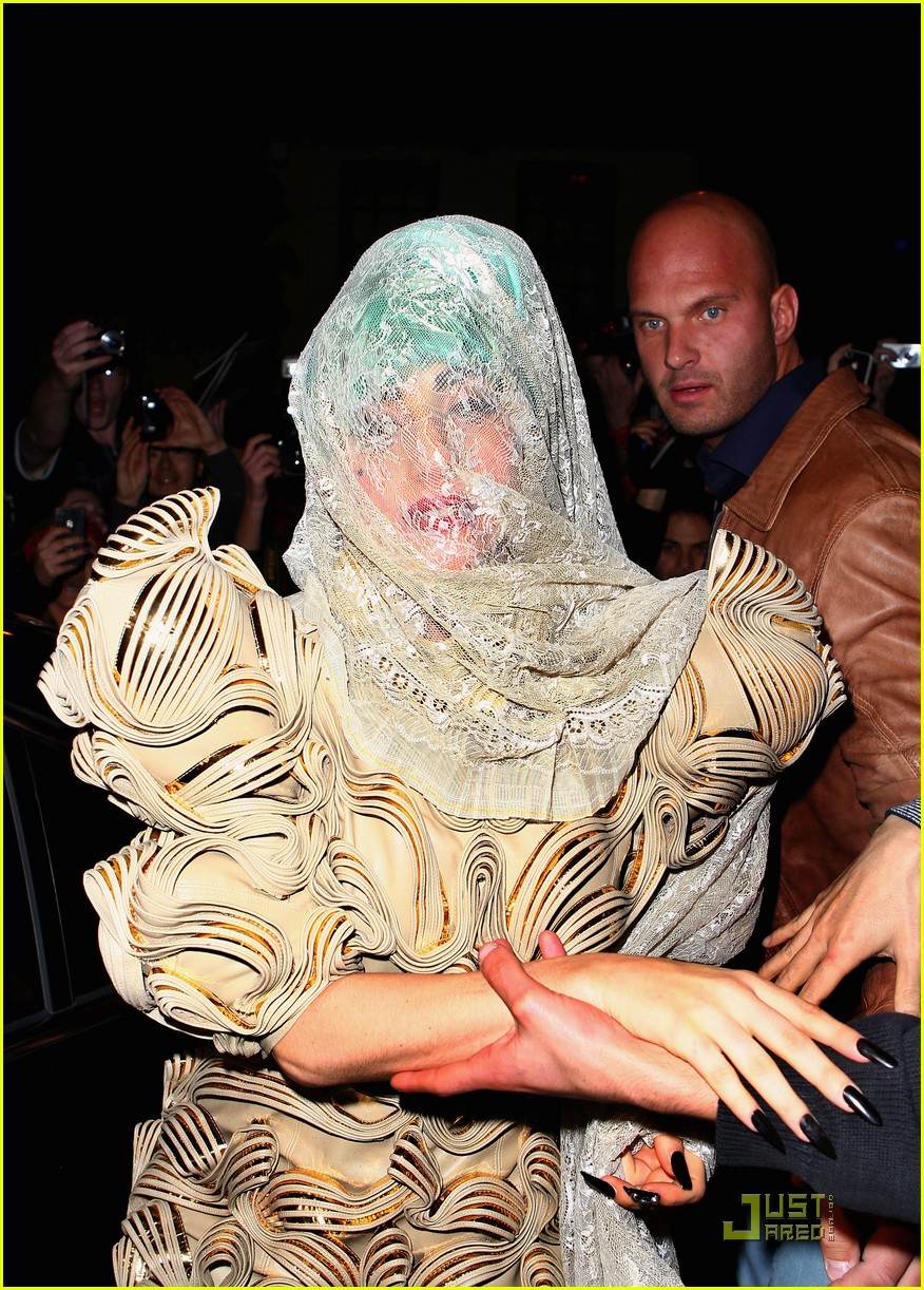 Lady Gaga ผ้าคลุมปิดหน้า