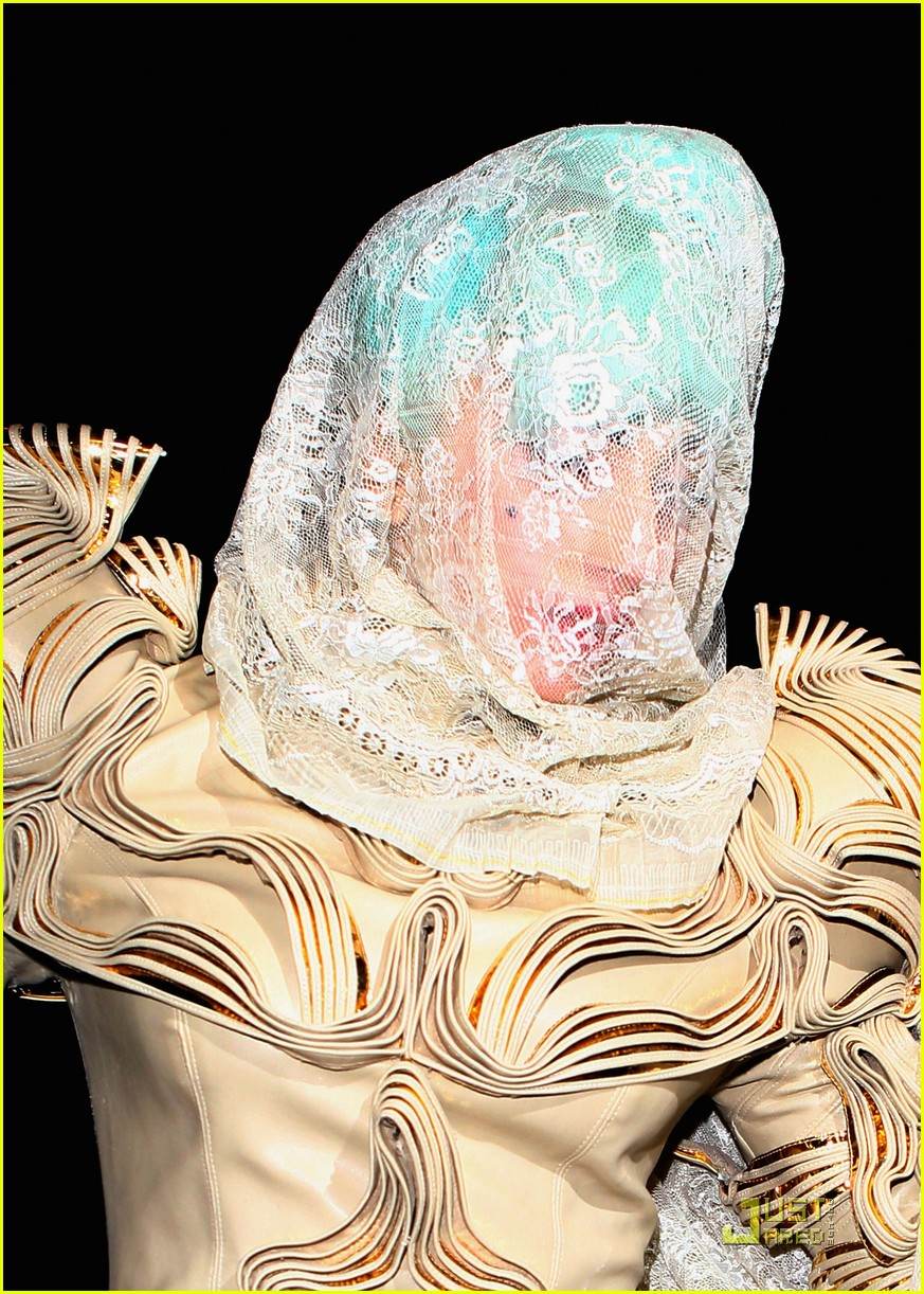 Lady Gaga ผ้าคลุมปิดหน้า