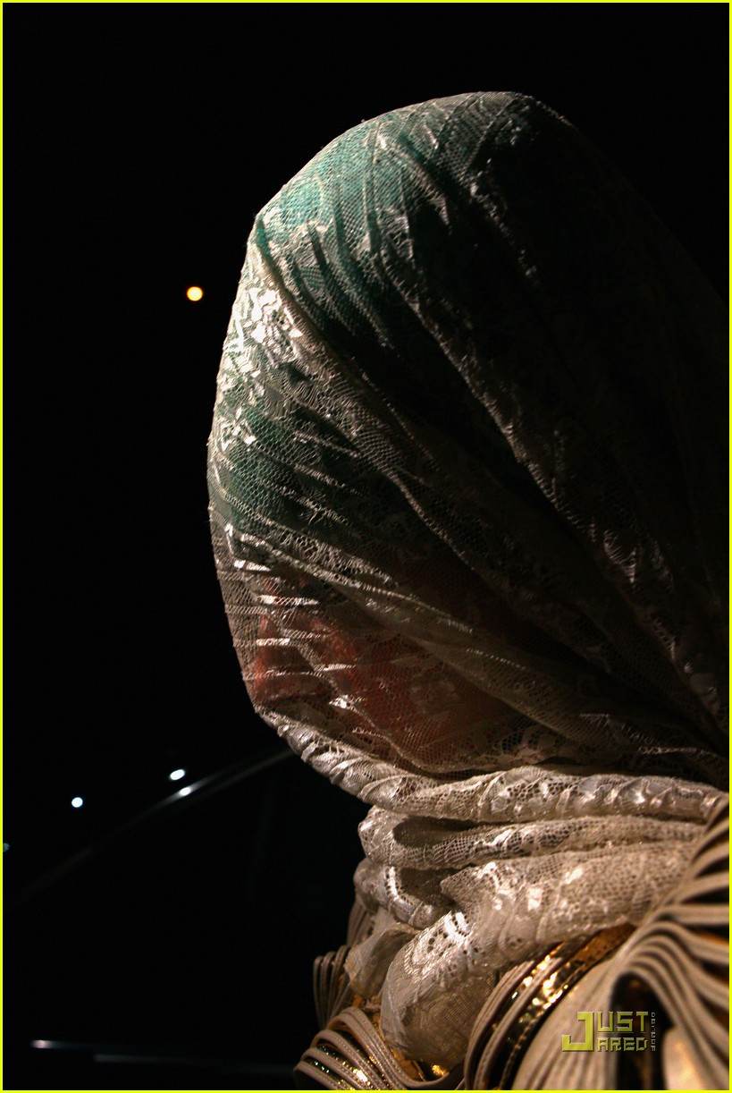 Lady Gaga ผ้าคลุมปิดหน้า