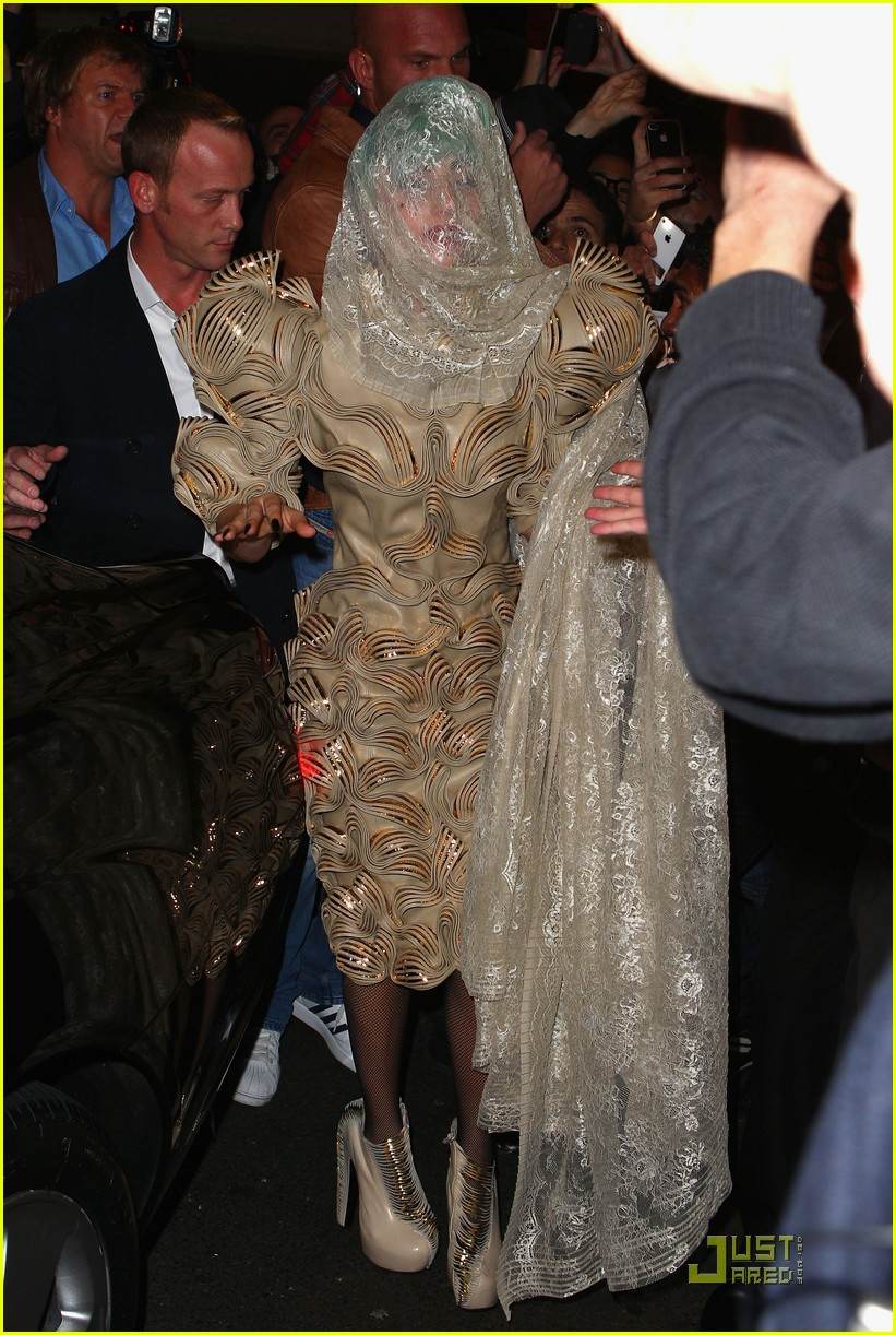 Lady Gaga ผ้าคลุมปิดหน้า