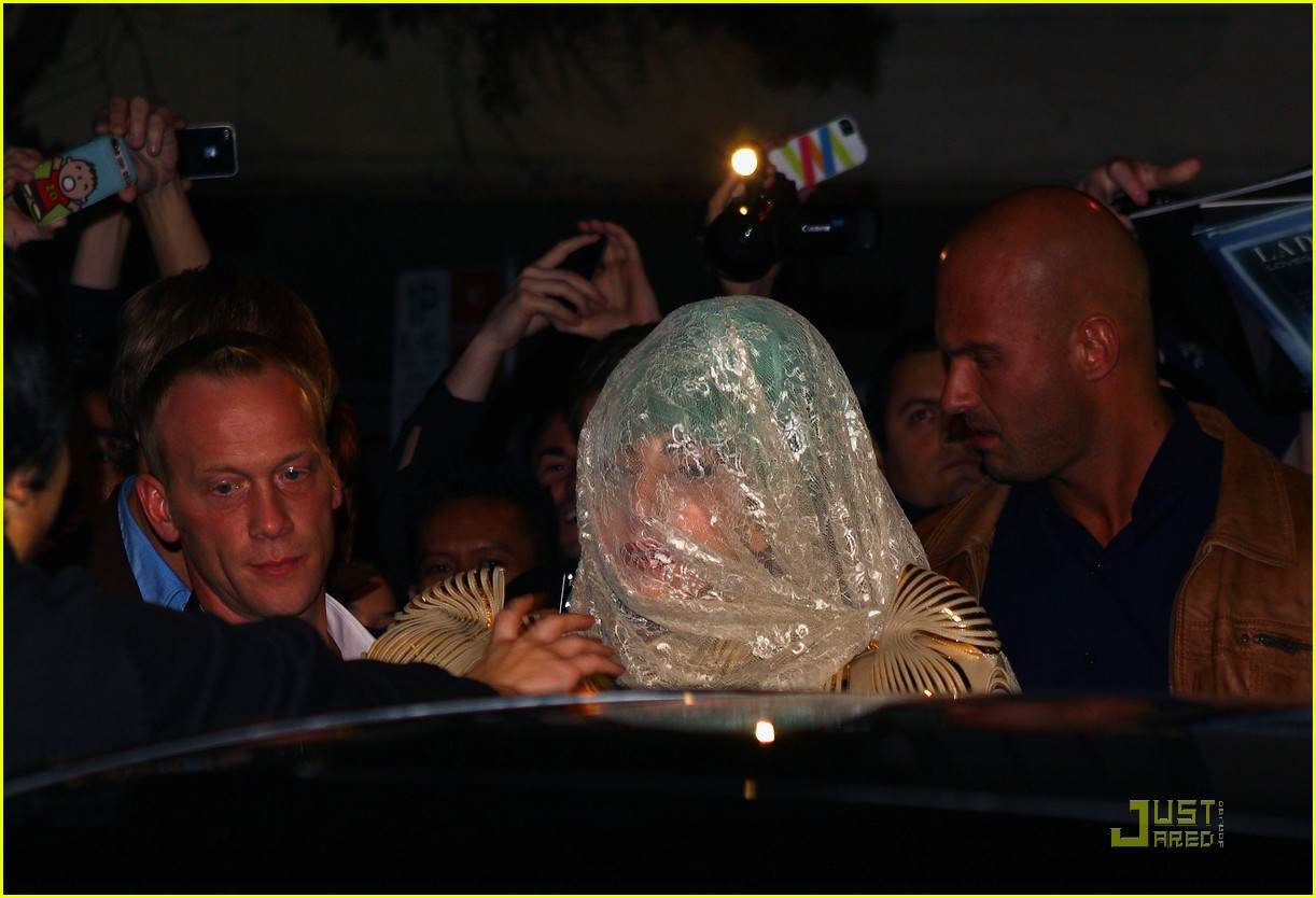 Lady Gaga ผ้าคลุมปิดหน้า