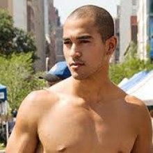 หนุ่มคนนี้ถ่ายแบบกลางถนน หล่อดีครับ