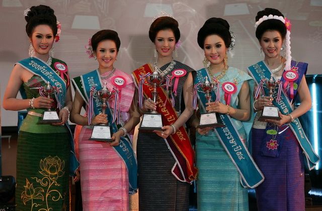 สาวงมาแห่เทียนพรรษาที่อุบลราชธานี2554