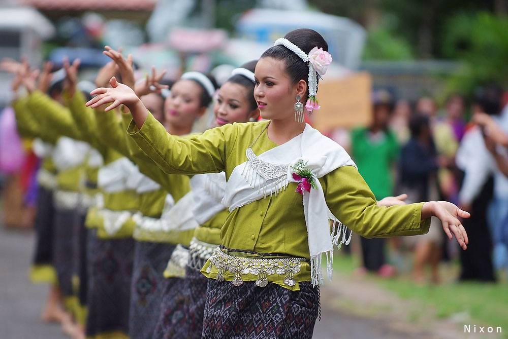 สาวงมาแห่เทียนพรรษาที่อุบลราชธานี2554