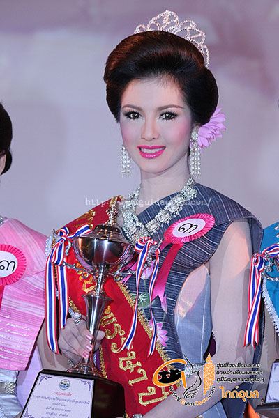 สาวงมาแห่เทียนพรรษาที่อุบลราชธานี2554