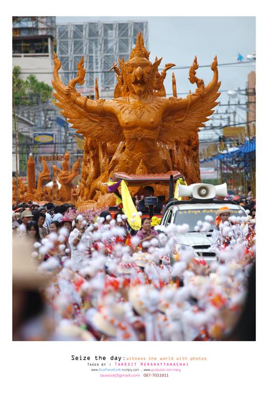 สาวงมาแห่เทียนพรรษาที่อุบลราชธานี2554