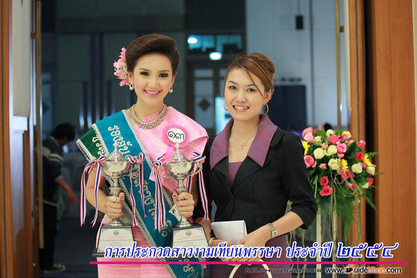 สาวงมาแห่เทียนพรรษาที่อุบลราชธานี2554